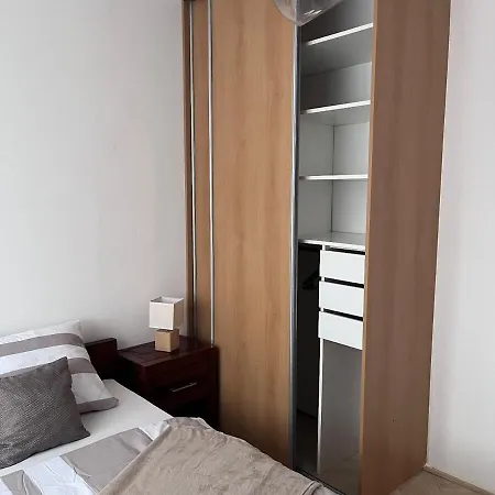 Spacious 2 Bedroom 1 Stop From Historical Center Apartament
