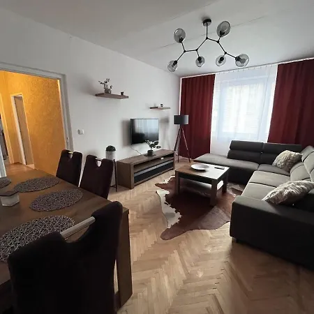 Spacious 2 Bedroom 1 Stop From Historical Center Apartament *